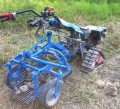 Ciągnik jednoosiowy BCS na gąsienicach stalowych z kopaczką mechaniczną do ziemniaków.