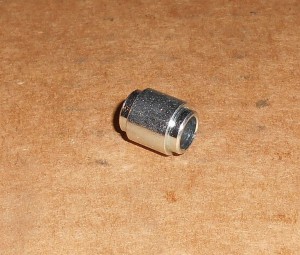 Element dystansowy manetek kierownicy