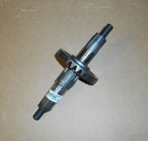 Oś przekładni z kołem zębatym