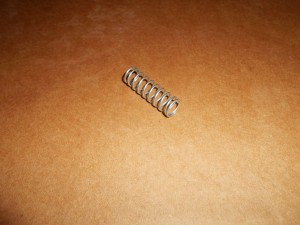 Sprężyna dźwigni mechanizmu regulacji głębokości roboczej 