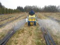 Opryskiwacz do ciągników jednoosiowych - plantacja borówki amerykańskiej.