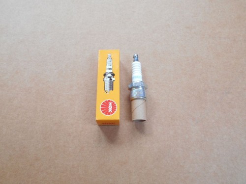 Świeca zapłonowa NGK BPR6ES do silników benzynowych Honda.